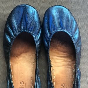 Custom iridescent teal Tieks size 8 w/box